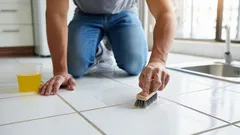 Domácí rady: Jak vrátit spárám mezi dlaždicemi bílou barvu a čistotu