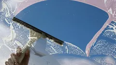 Jak jednoduše mýt okna beze šmouh: Klíčový trik z vaší kuchyně