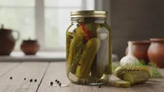 Konec sporu „citron nebo ocet“: Do nakládané zeleniny se doporučuje přidávat čaj